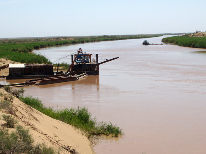 A snapshot of the Karakum Canal from 2007 showing something of its impact on the surrounding desert.