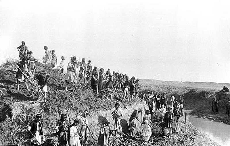 Work at the Nahr R&#251;d canal in southern Iraq (photo: G. Bell, March 1911<br>(Copyright <a href='http://www.gerty.ncl.ac.uk/' target='new'> Gertrude Bell Photographic Archive, Newcastle University</a>).
